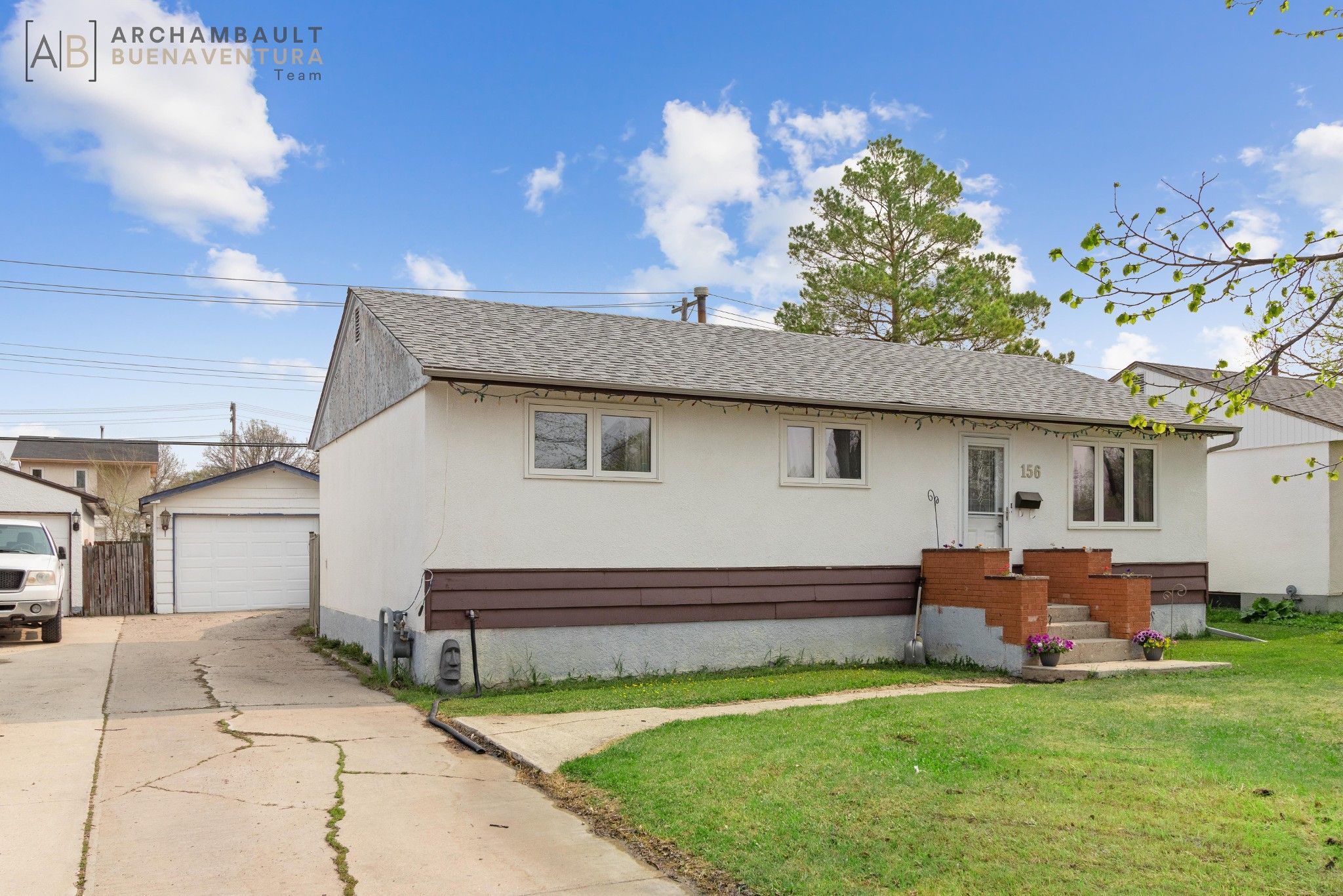 Open House. Open House on Thursday, May 18, 2023 6:00PM - 8:00PM
North Kildonan home with 3 bed &amp; 2 Bath!
3 Bed bung on a 55' wide lot. Original hardwood floors, windows (2016), Shingles (2019), AC (2019) Furnace (2023) and so much more! Backyard is c